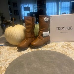 Dream Pairs Tan and Cream Footwear